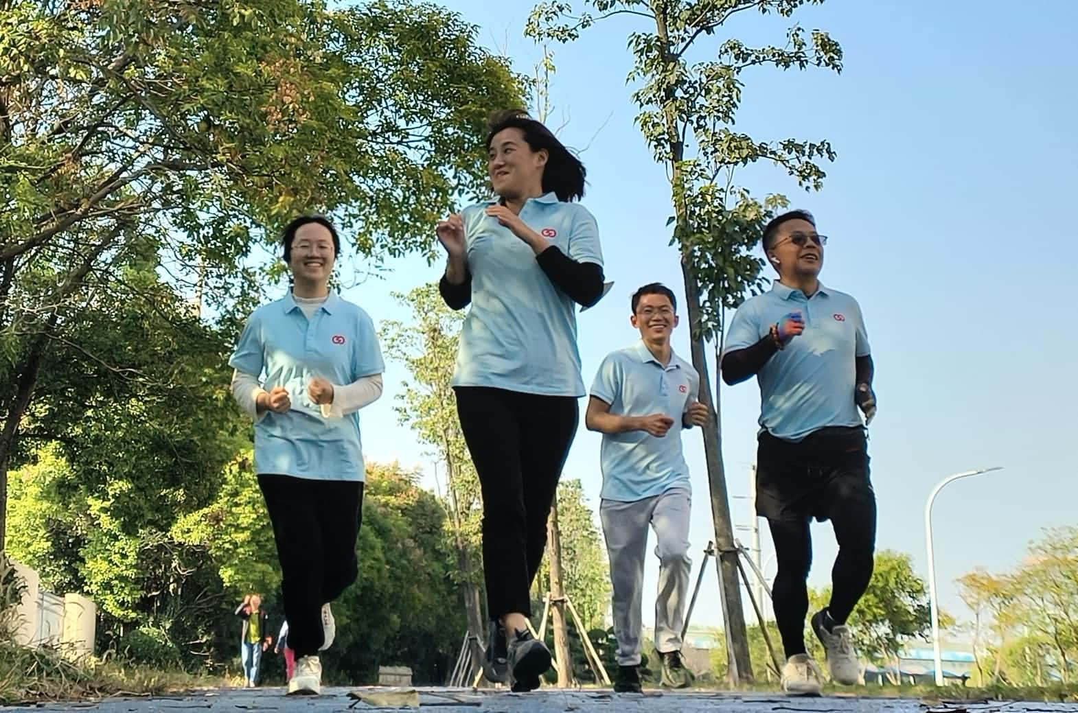 金秋氣高爽 創合人昂揚